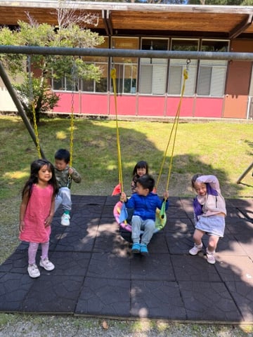 Kids_swinging