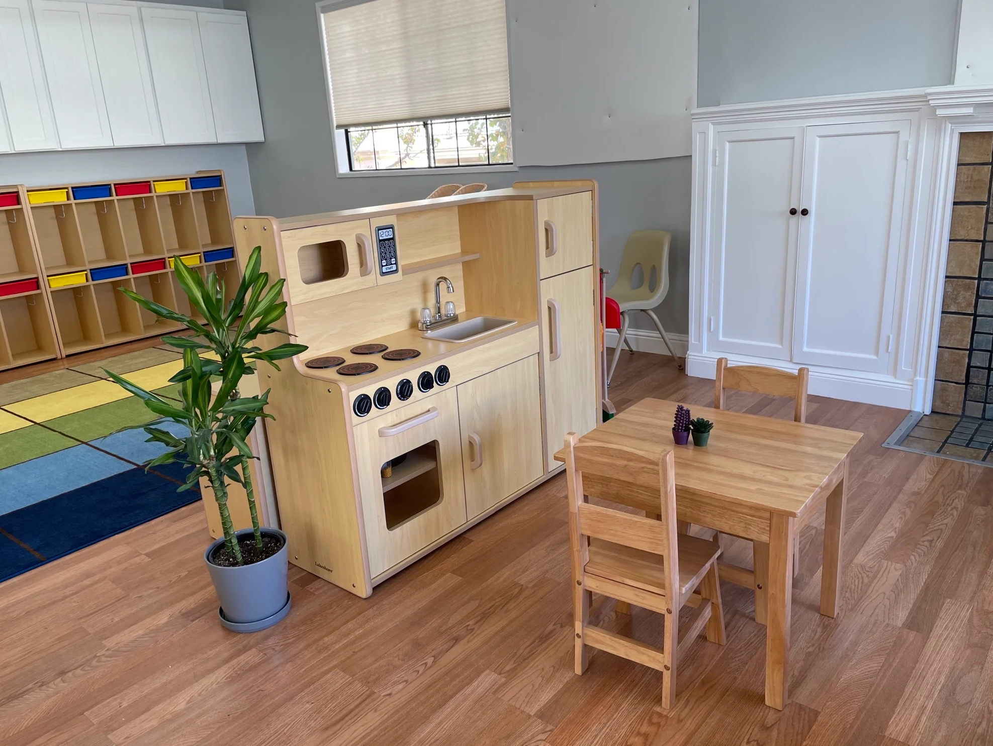 Montessori-style play kitchen and reading corner at Kids Konnect Downtown San Mateo preschool